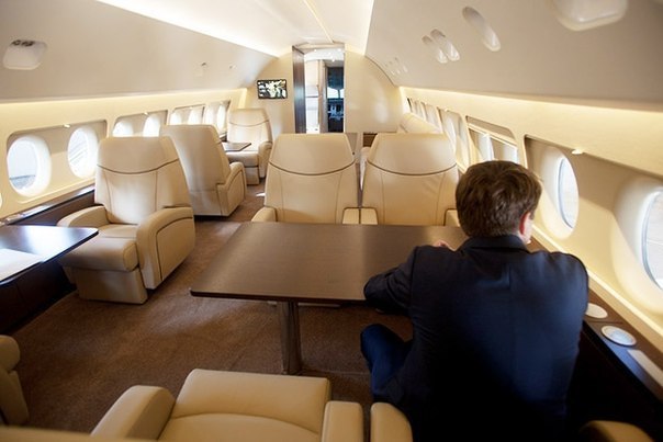 Интерьер салона SSJ100 VIP рассчитан на размещение на борту до 19 пассажиров.