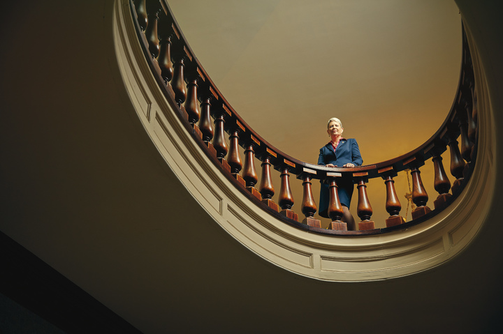 В высоких башнях Университета Дрю новые порядки: все говорят о прозрачности и подотчетности. Реформы возглавляет бескомпромиссный президент Мэри Энн Бэннинджер.