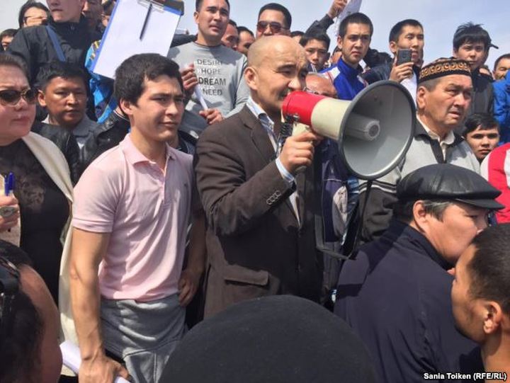 Макс Бокаев на митинге в Атырау 24 апреля 2016.