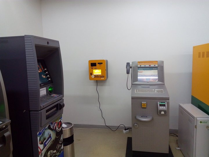 Первый в Казахстане биткоин-банкомат