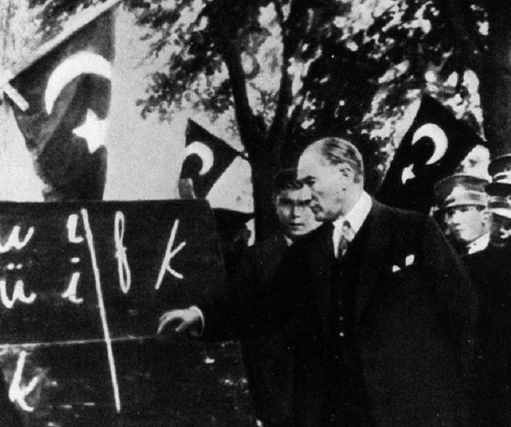 Ататюрк преподает урок нового турецкого алфавита.