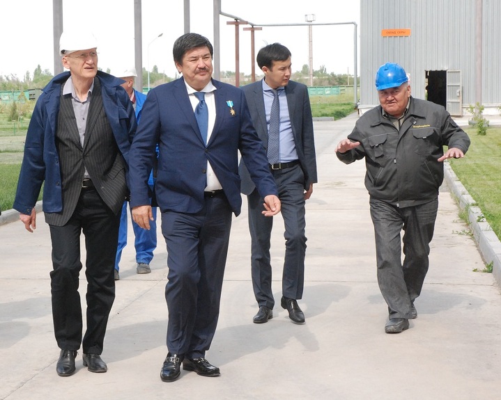 Председатель правления Банка развития Казахстана Болат Жамишев и генеральный директор «Казфосфат» Мукаш Искандиров на предприятии.