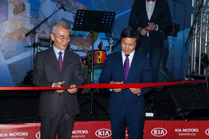 Посол Республики Корея Ким Дэсик и председатель Ассоциации транспортников Астаны Медет Курманов стали первыми почетными гостями столичного автоцентра KIA.