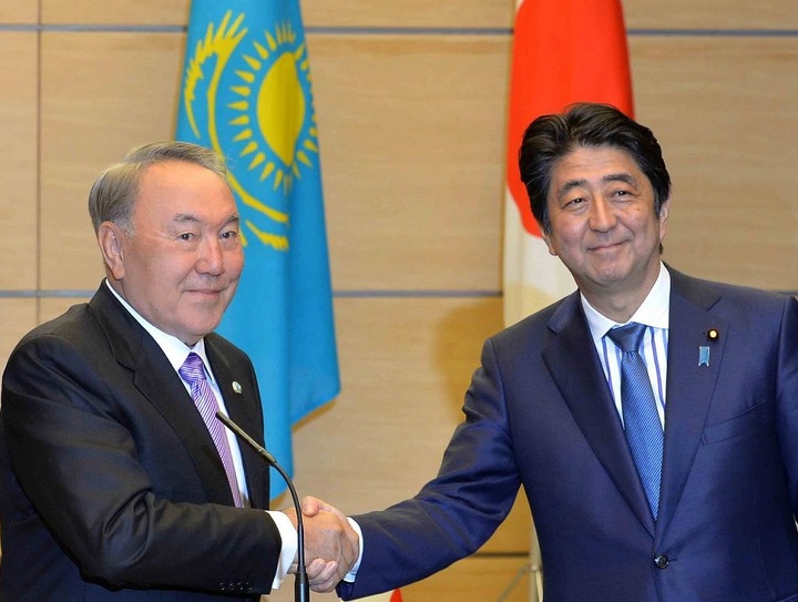 Президент Казахстана Нурсултан Назарбаев и премьер-министр Японии Синдзо Абэ.