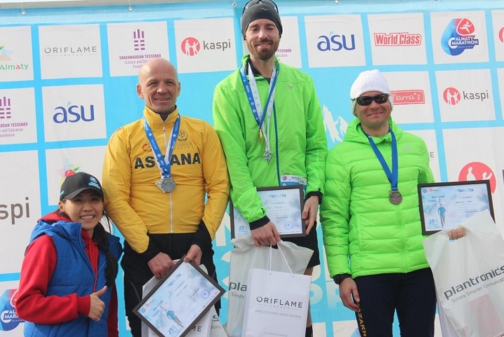 Директор Алматы-марафон Салтанат Казыбаева (крайняя слева), Алексей  Сидоренко (второй слева), Павел Артюшенко (крайний справа).