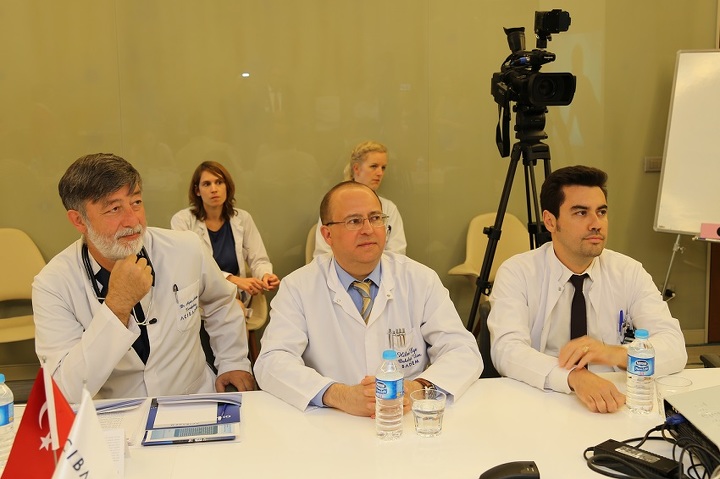 Профессор Хильми Эге (в центре) с командой онкологов Acibadem Bodrum.