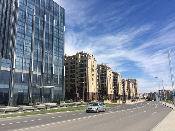 Пятизвездочный отель и прилегающий к нему жилой комплекс расположились вдоль одной из улиц «нового Тбилиси». 