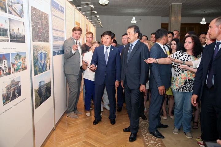 Аким презентует план развития Алматы Кариму Масимову.