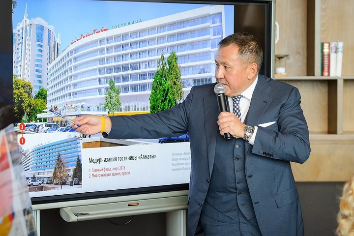 Нурлан Смагулов презентует проект реконструкции гостиницы.
