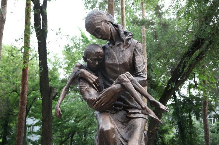 Памятник жертвам голодомора в Алматы.