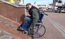 Танирберген Бердонгар проехал на инвалидной коляске по Астане