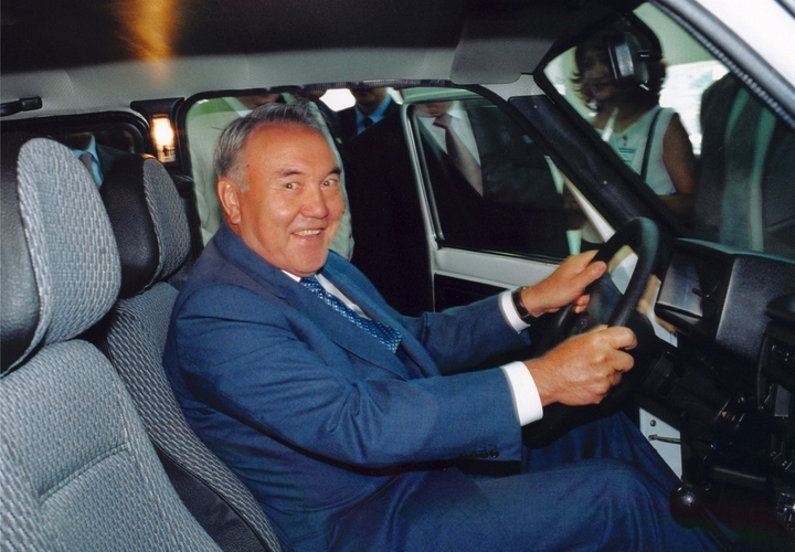 Президент Казахстана Нурсултан Назарбаев за рулем первого казахстанского автомобиля. 2003 год.