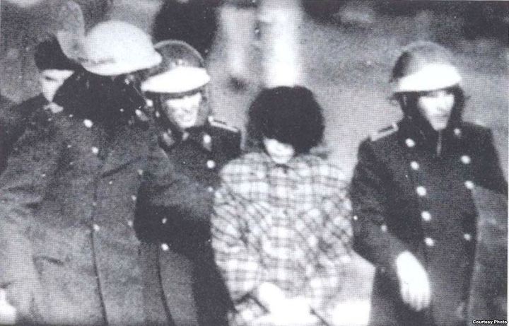 Милиционеры и военные уводят с площади участницу демонстрации. Фото из книги Болатбека Толепбергена «Неизвестный Желтоксан».