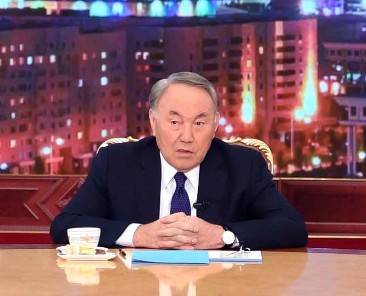 Нурсултан Назарбаев на встрече с журналистами.