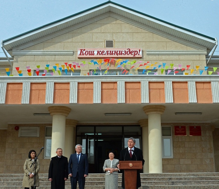 Алмазбек Атамбаев президент Киргизии выступил на открытии школы им. Нурсултана Назарбаева в Бишкеке
