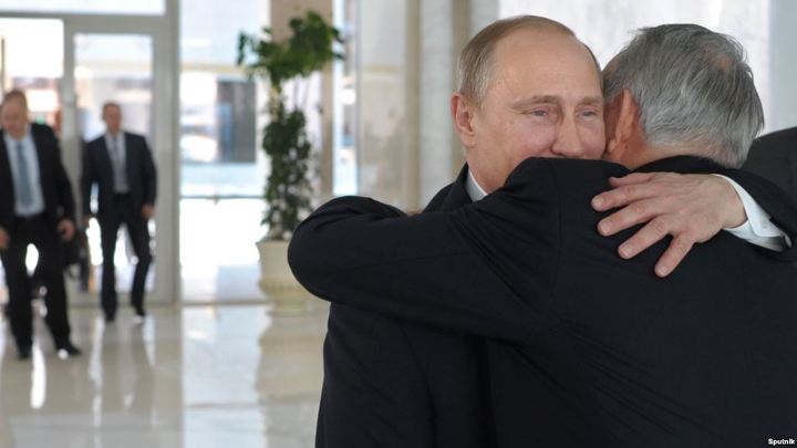 Президент России Владимир Путин (слева) приветствует президента Казахстана Нурсултана Назарбаева. Минск, 29 апреля 2014 года.