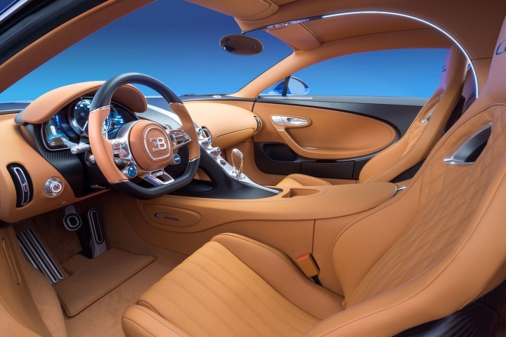 Для отделки салона Bugatti Chiron предлагается 31 вариант кожи и 8 видов микрозамши.