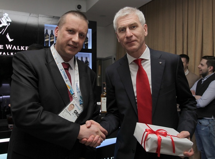 Исполнительный директор компании «Элитстрой» Николай Дудиков (слева) и президент FISU Олег Матыцин закрытии Универсиады.