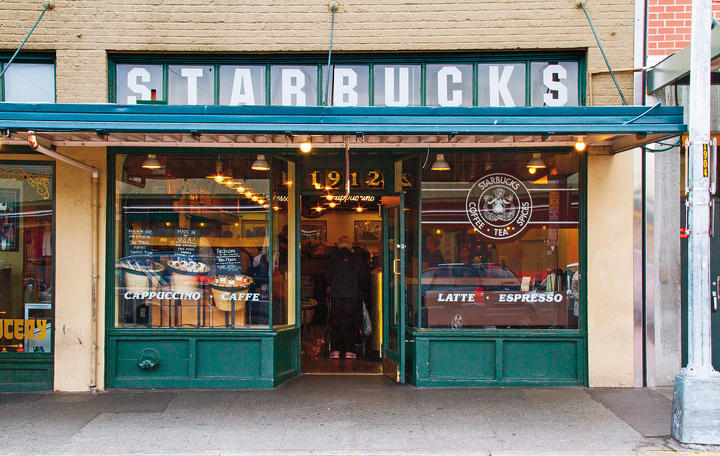 Маленькая, видавшая лучшие дни кофейня на набережной Сиэтла – первое заведение сети Starbucks. У Шульца есть от нее ключ, и иногда он приходит сюда в 4 утра, когда она еще закрыта, просто, чтобы немного «заземлиться»
