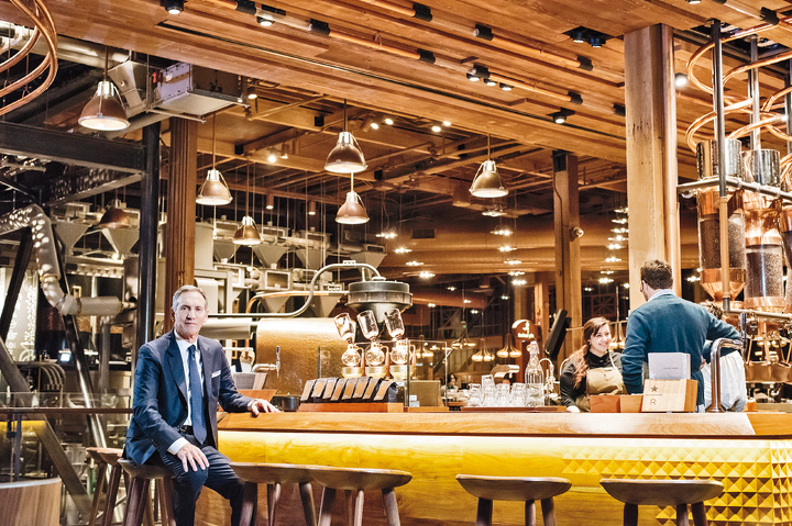 Говард Шульц находит минутку, чтобы заглянуть в сиэтлский Roastery – новый концептуальный формат Starbucks, где посетители могут попробовать элитные сорта кофе и узнать о разных способах обжарки. Поверьте, скоро вы будете мечтать, чтобы Roastery открылся и в вашем городе.