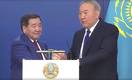 Назарбаев показал умение бороться на руках