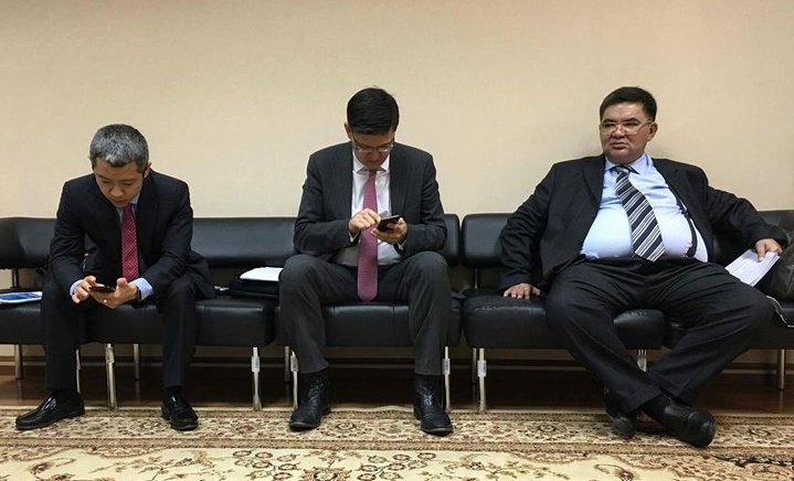Галим Хусаинов, Дармен Садвакасов и Жарас Ахметов в ожидании так и не состоявшейся встречи с Куандыком Бишимбаевым. 